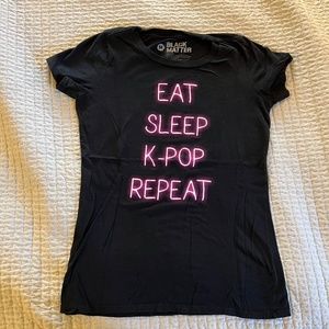 Hot Topic k-pop tee juniors medium